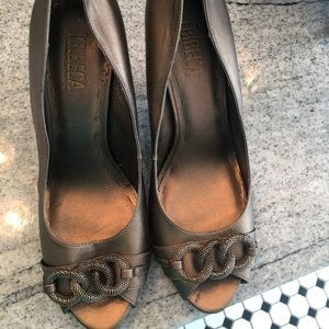 Kenneth Cole bronze high heel